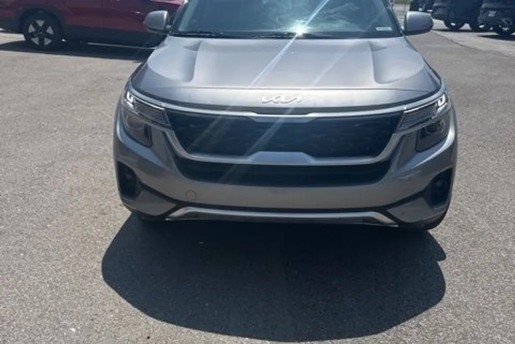 2023 Kia Seltos S photo 1