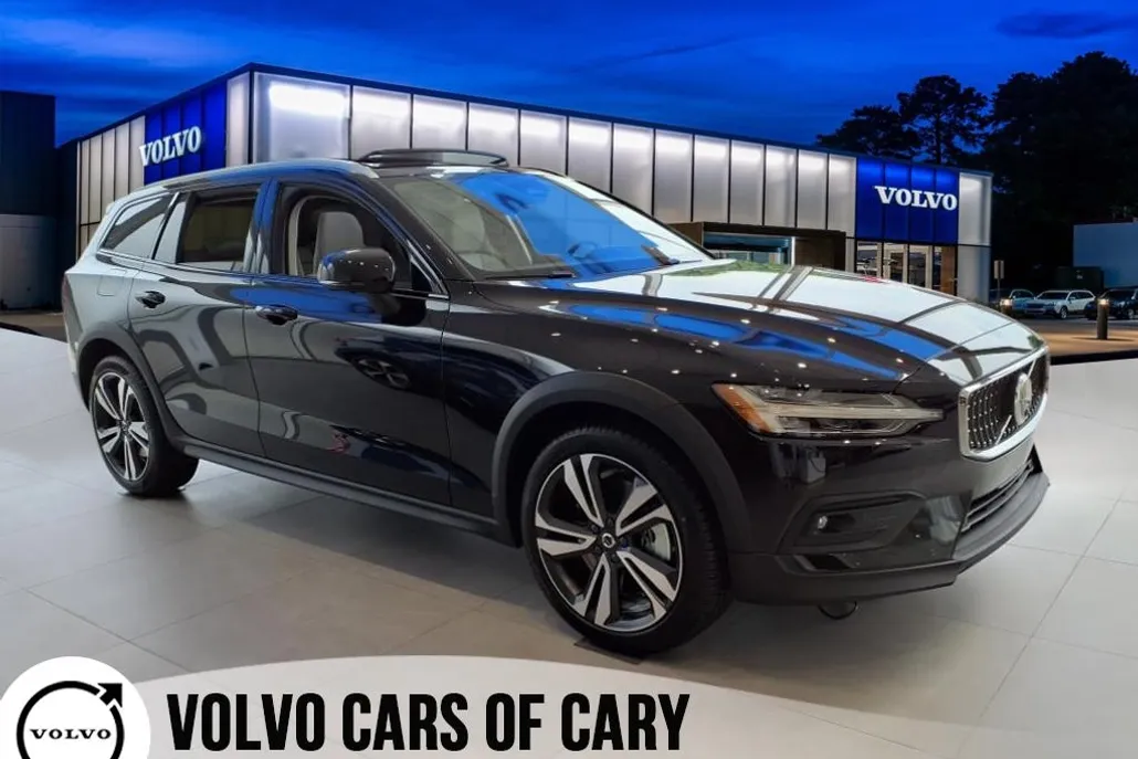 2025 Volvo V60 Cross Country B5 Plus photo 1