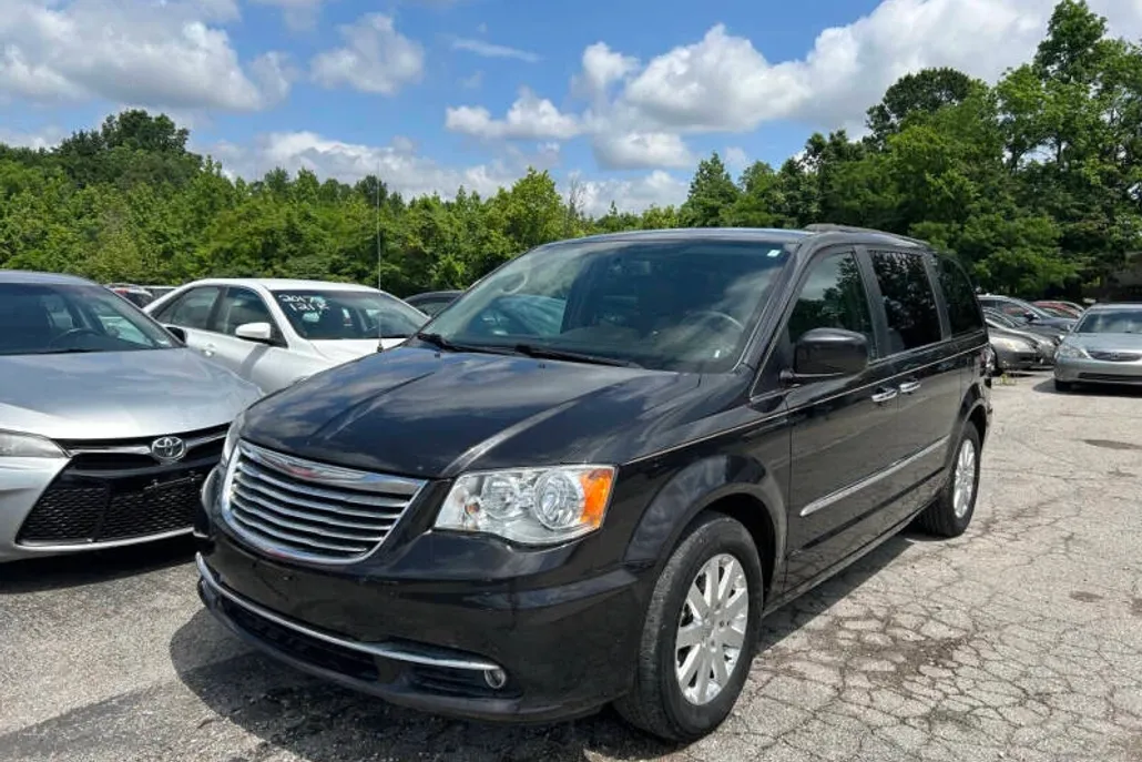 2015 Chrysler Town & Country Touring photo 1