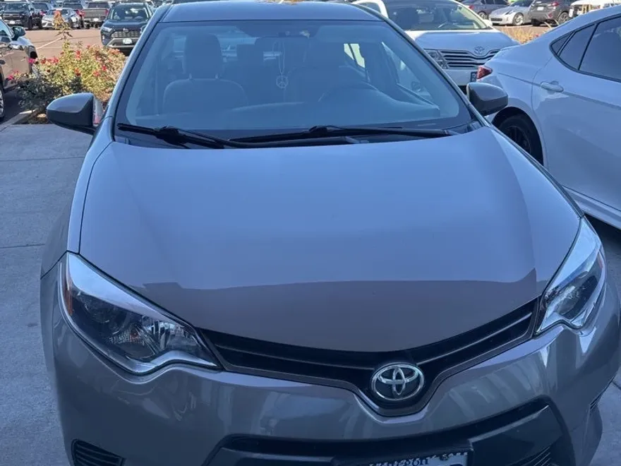 2016 Toyota Corolla LE photo 1