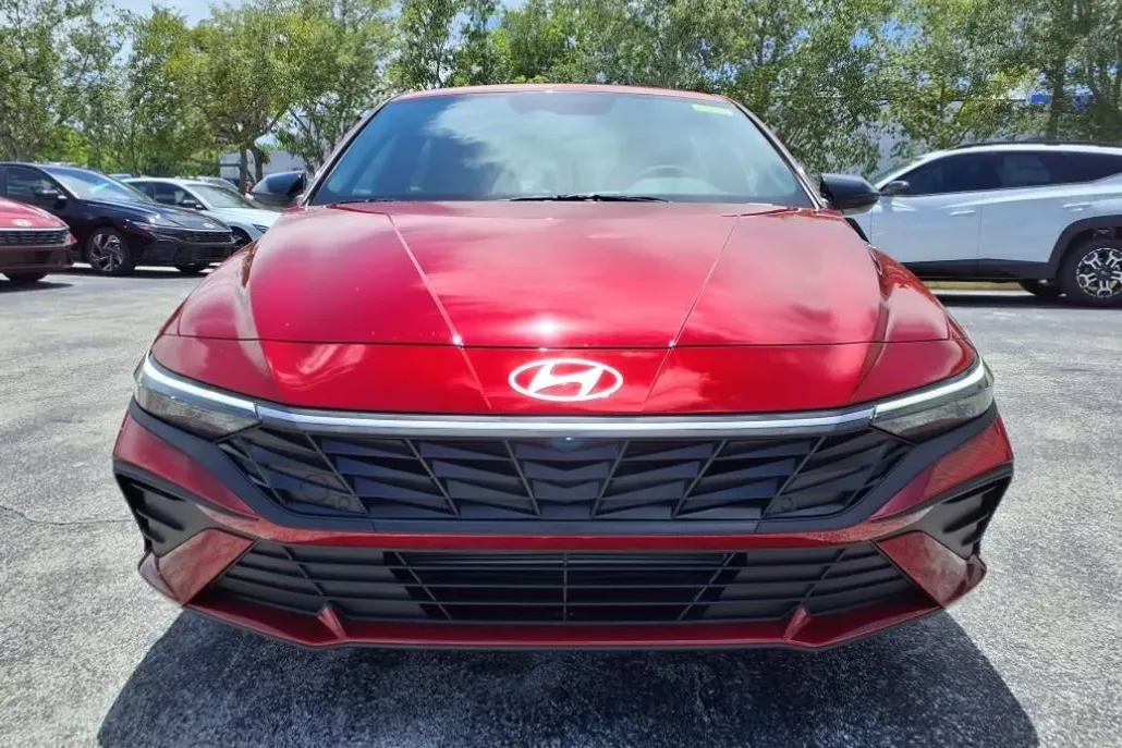2025 Hyundai Elantra SEL Sport photo 1