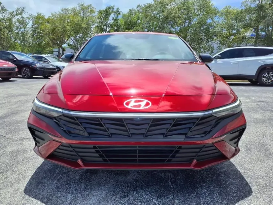 2025 Hyundai Elantra SEL Sport photo 1
