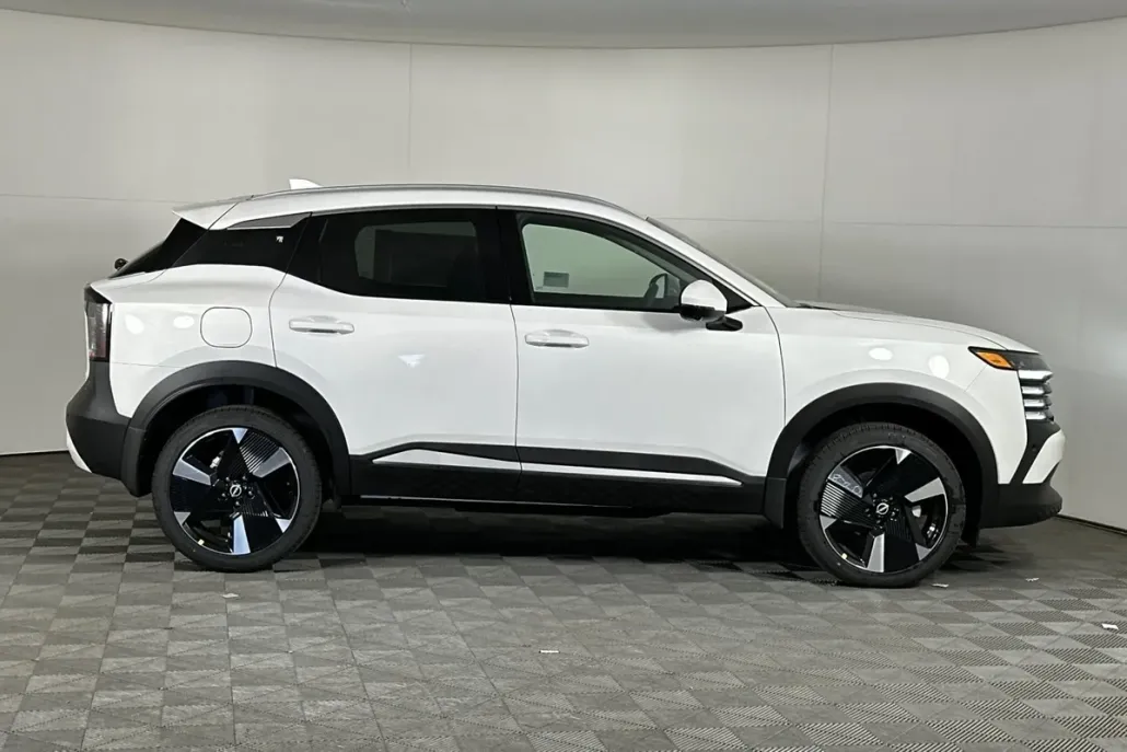 2025 Nissan Kicks SR photo 1
