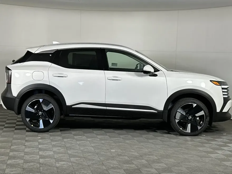 2025 Nissan Kicks SR photo 1