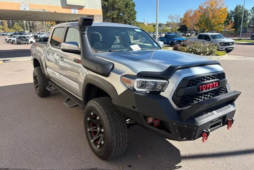 2017 Toyota Tacoma TRD V6 photo 1