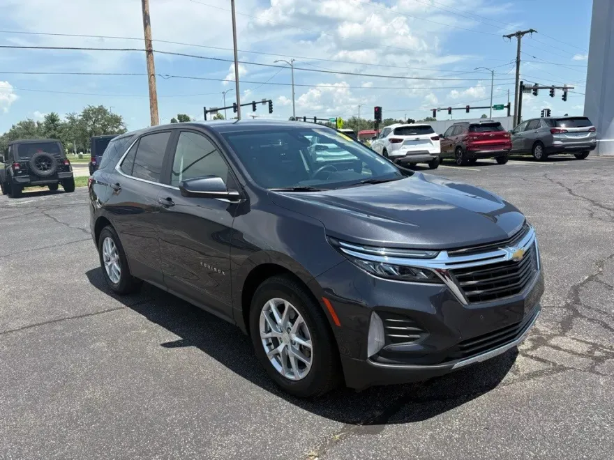 2022 Chevrolet Equinox LT photo 1