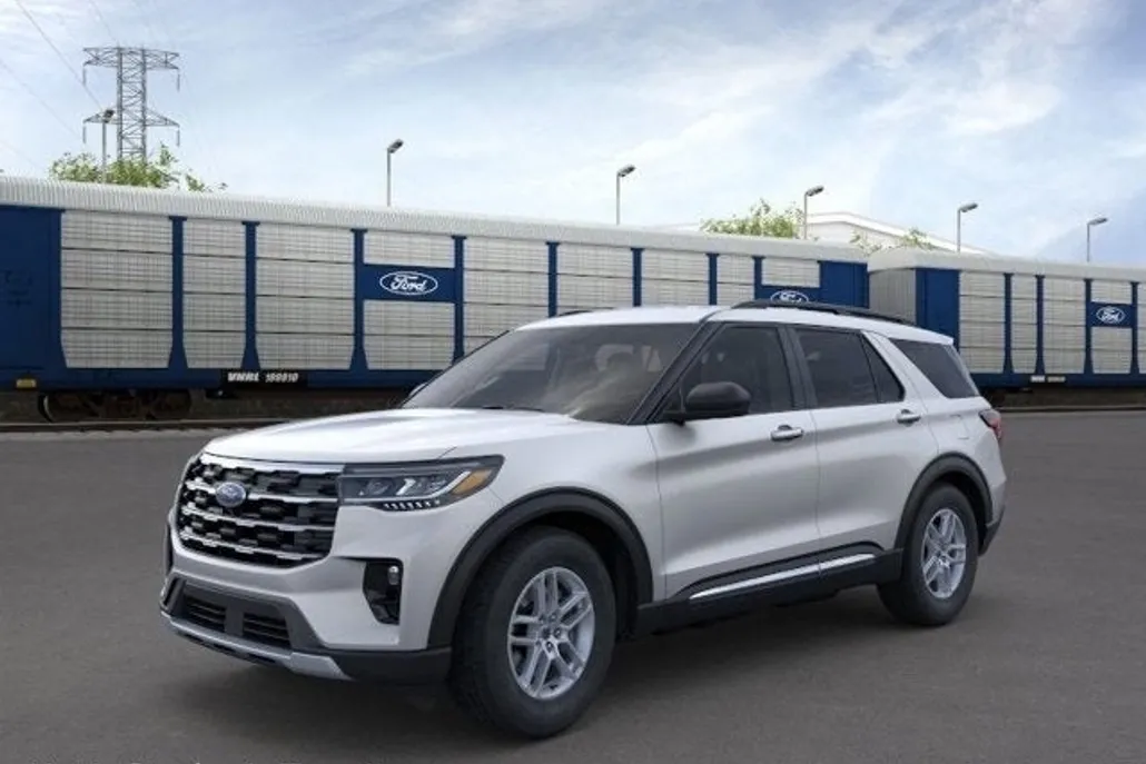 2025 Ford Explorer photo 1