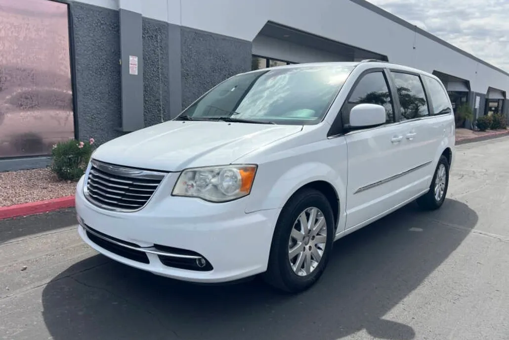 2014 Chrysler Town & Country Touring photo 1