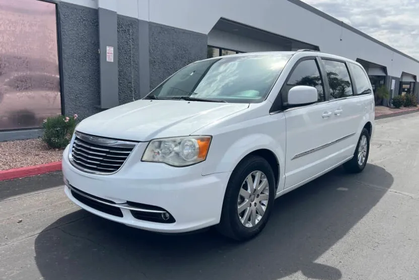 2014 Chrysler Town & Country Touring photo 1