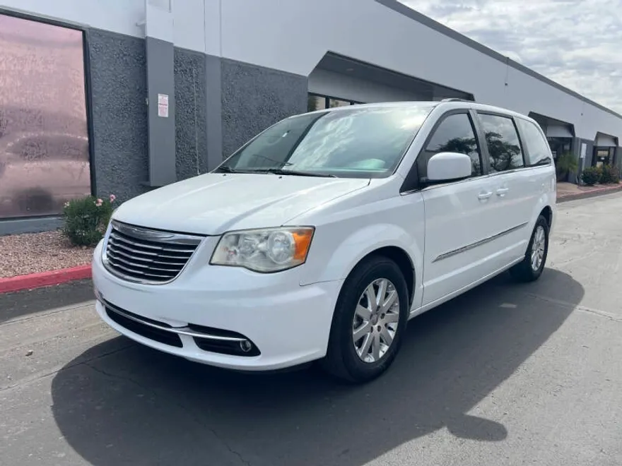 2014 Chrysler Town & Country Touring photo 1