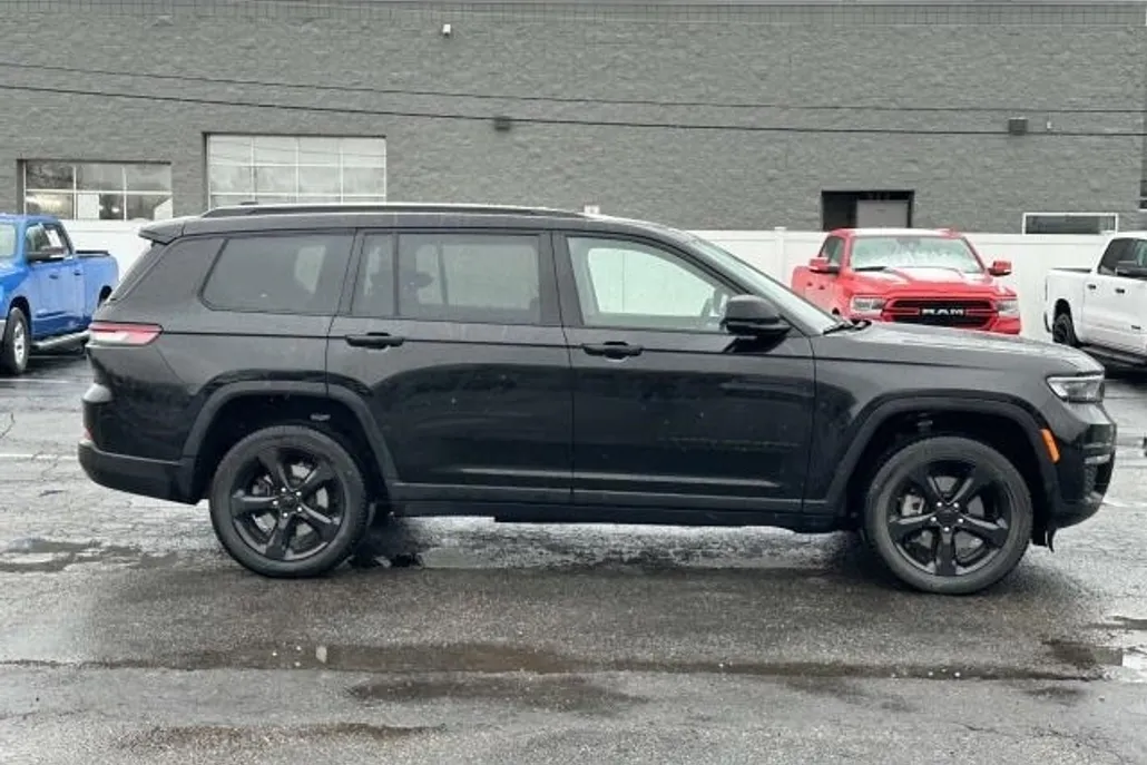 2023 Jeep Grand Cherokee Limited photo 1