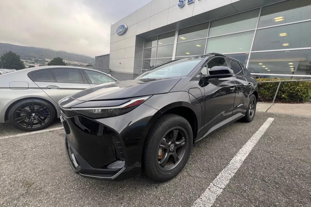 2024 Toyota bZ4X XLE photo 1