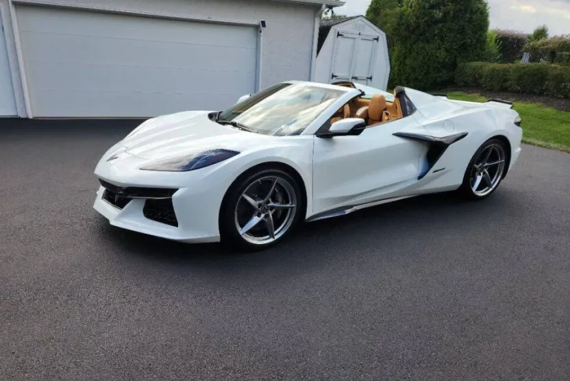 2025 Chevrolet Corvette E-Ray Convertible photo 1