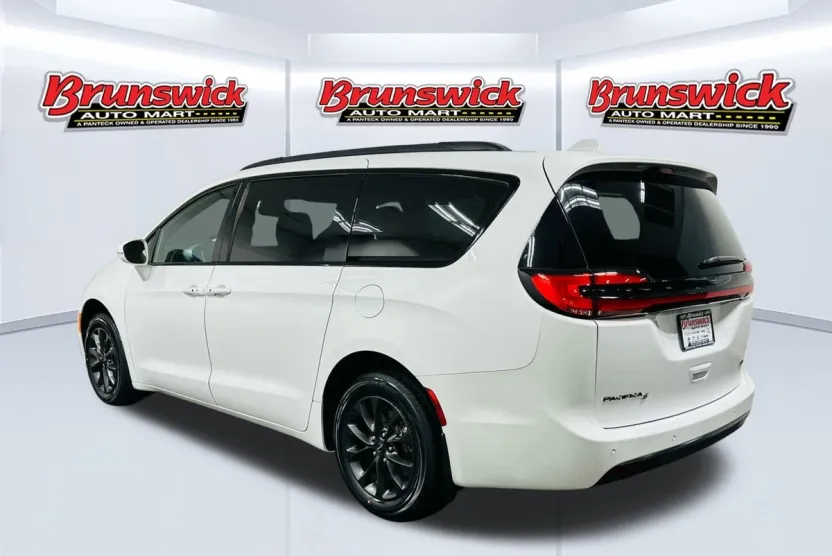 2021 Chrysler Pacifica Touring L photo 1