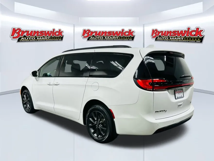 2021 Chrysler Pacifica Touring L photo 1