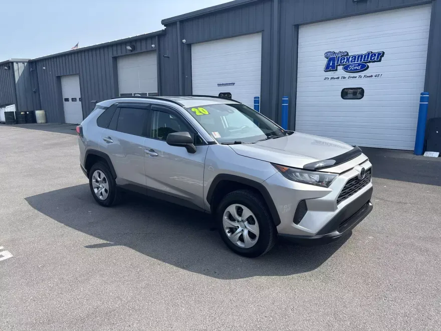 2020 Toyota RAV4 LE photo 1