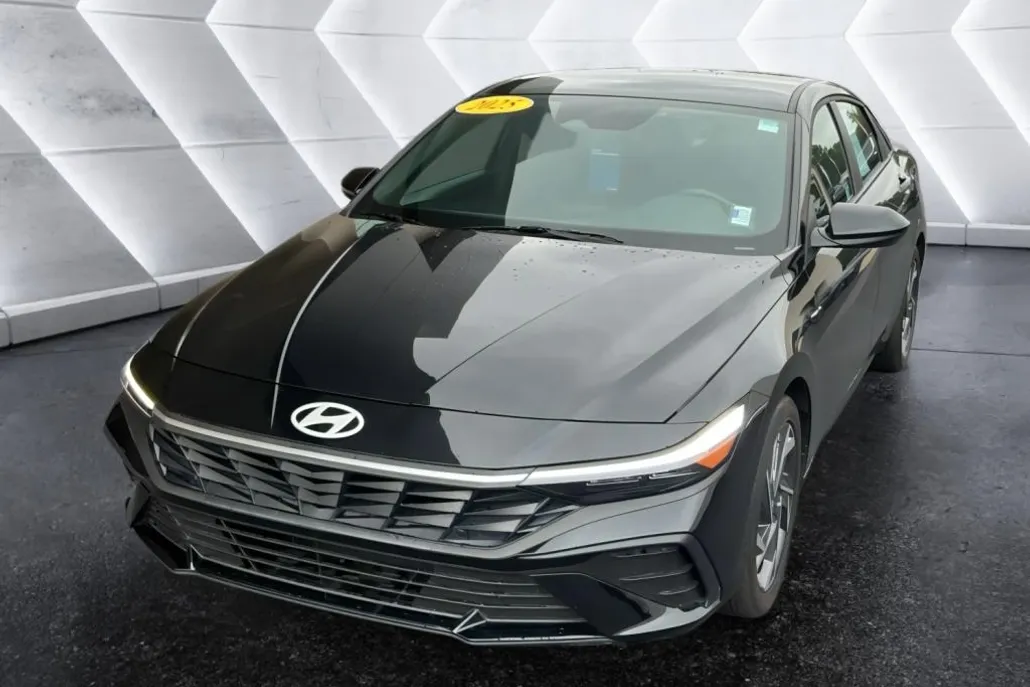 2025 Hyundai Elantra SEL Sport photo 1