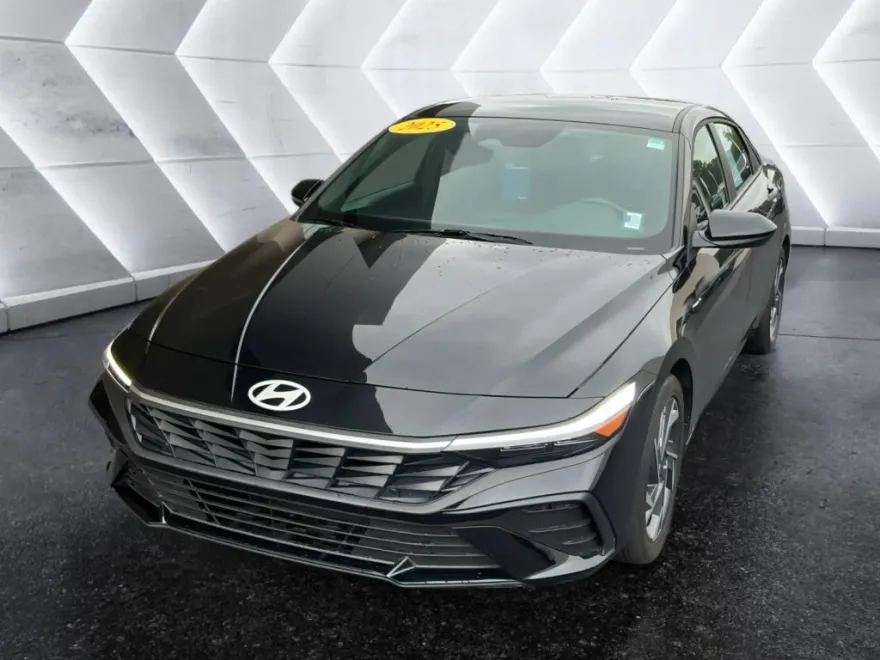 2025 Hyundai Elantra SEL Sport photo 1