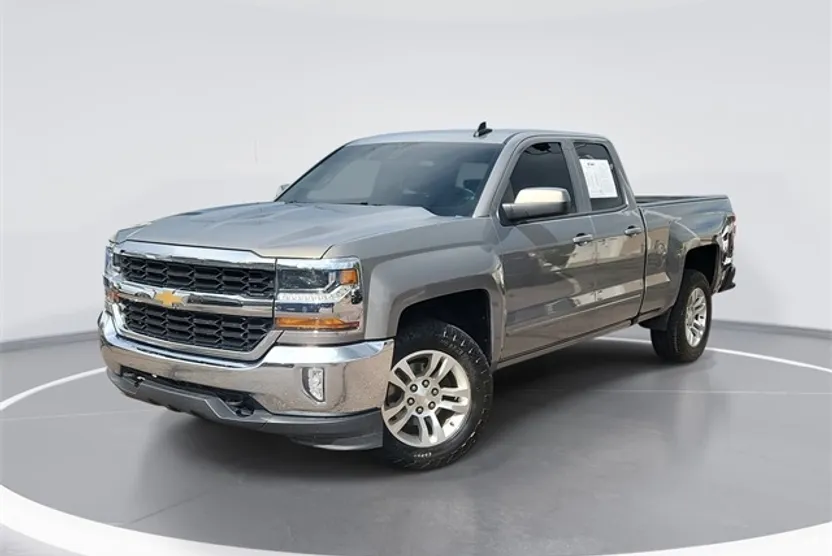 2017 Chevrolet Silverado 1500 LT photo 1