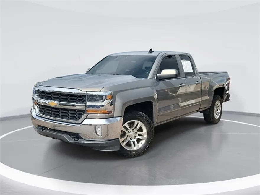 2017 Chevrolet Silverado 1500 LT photo 1