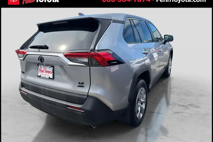 2022 Toyota RAV4 LE photo 1