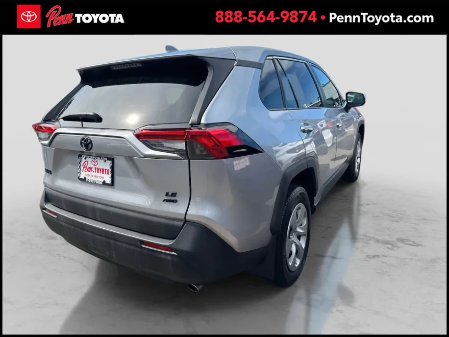 2022 Toyota RAV4 LE photo 1