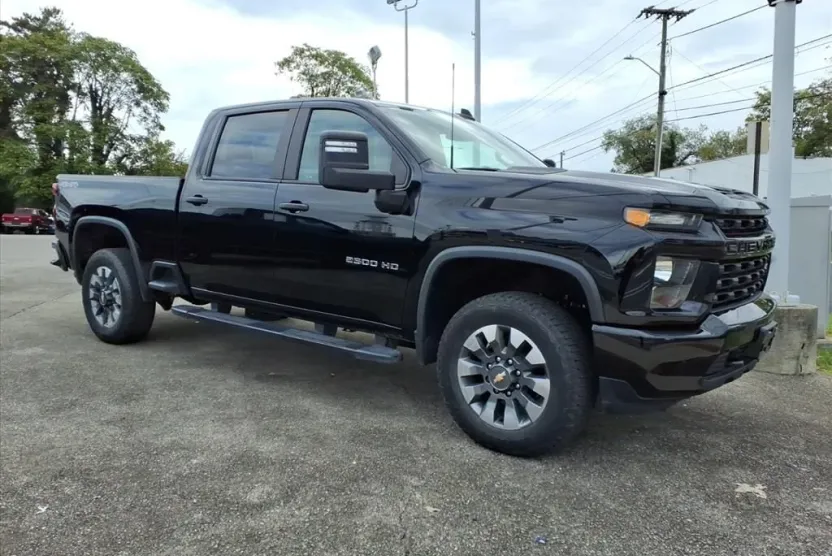 2022 Chevrolet Silverado Custom photo 1