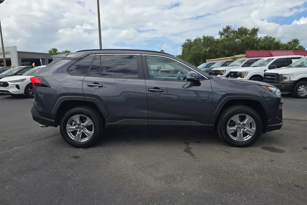 2023 Toyota RAV4 XLE photo 1