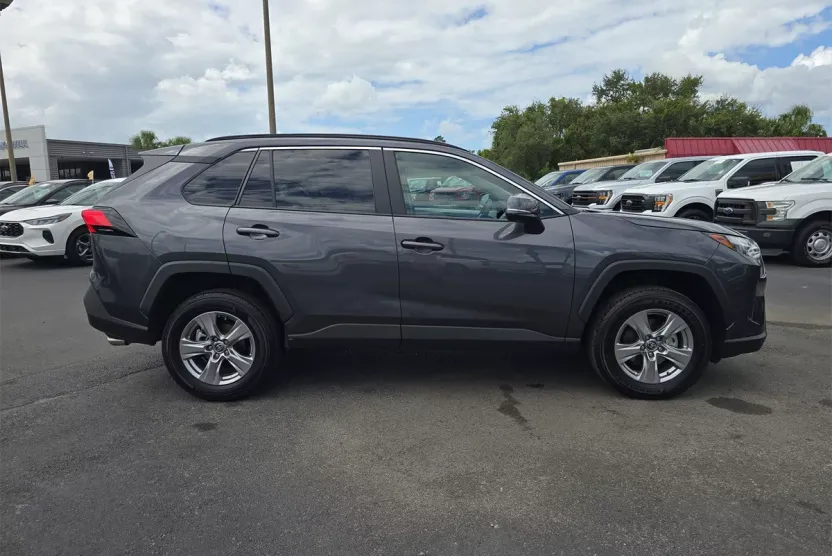 2023 Toyota RAV4 XLE photo 1
