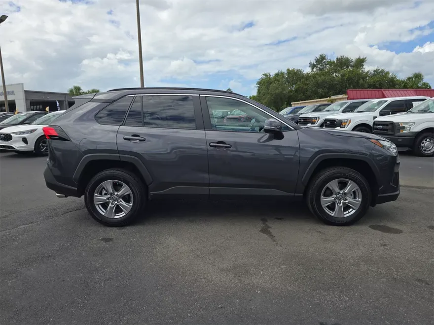 2023 Toyota RAV4 XLE photo 1