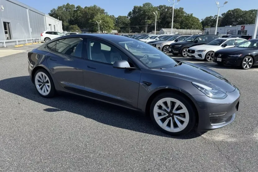 2022 Tesla Model 3 Long Range photo 1