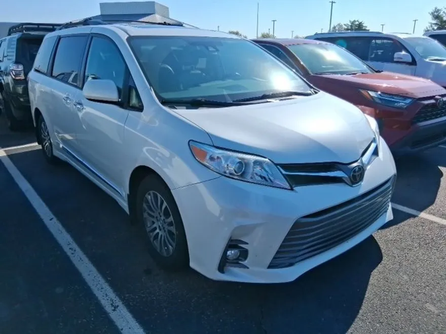 2019 Toyota Sienna XLE Premium photo 1
