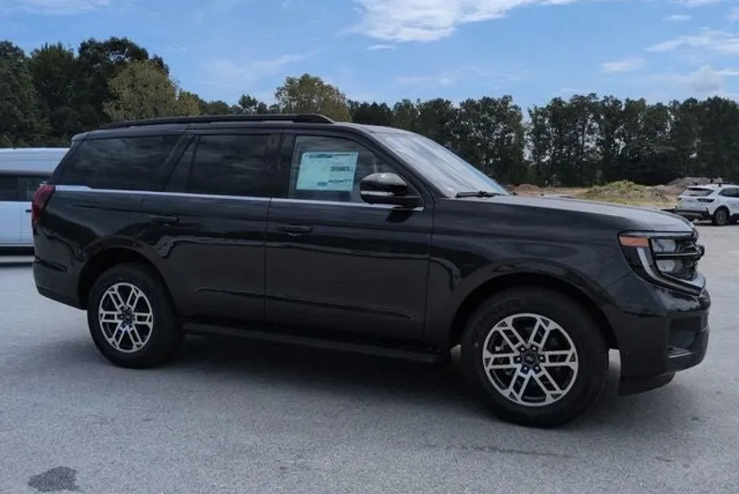 2025 Ford Expedition photo 1