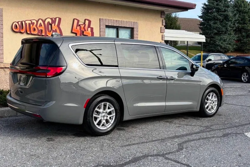 2025 Chrysler Pacifica photo 1
