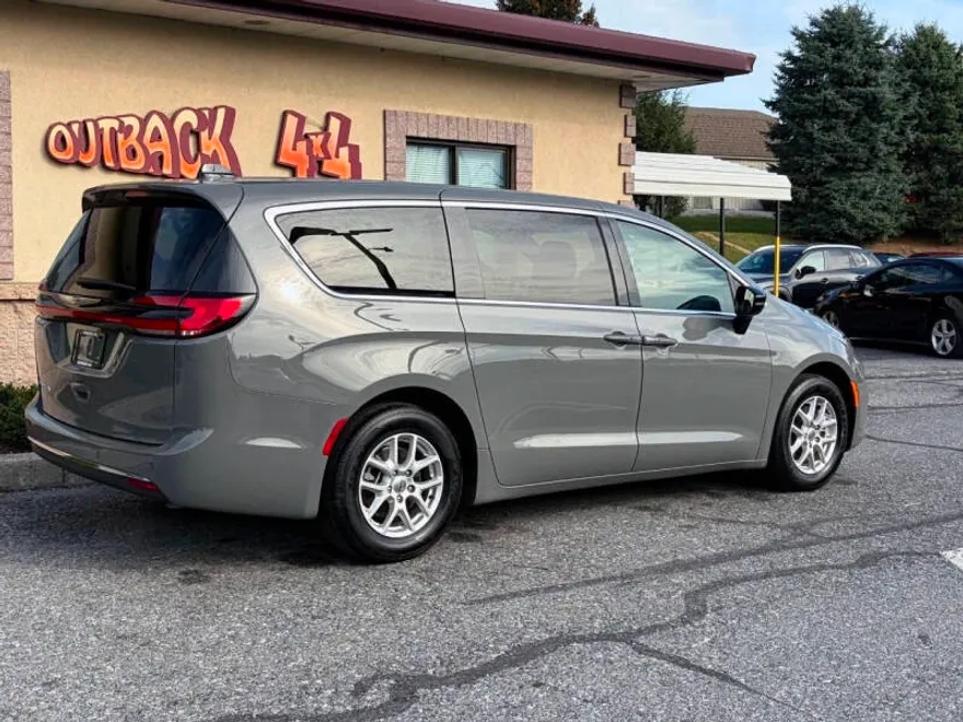 2025 Chrysler Pacifica photo 1