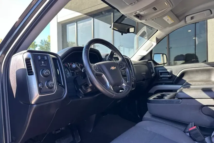 2017 Chevrolet Silverado 1500 LT photo 1