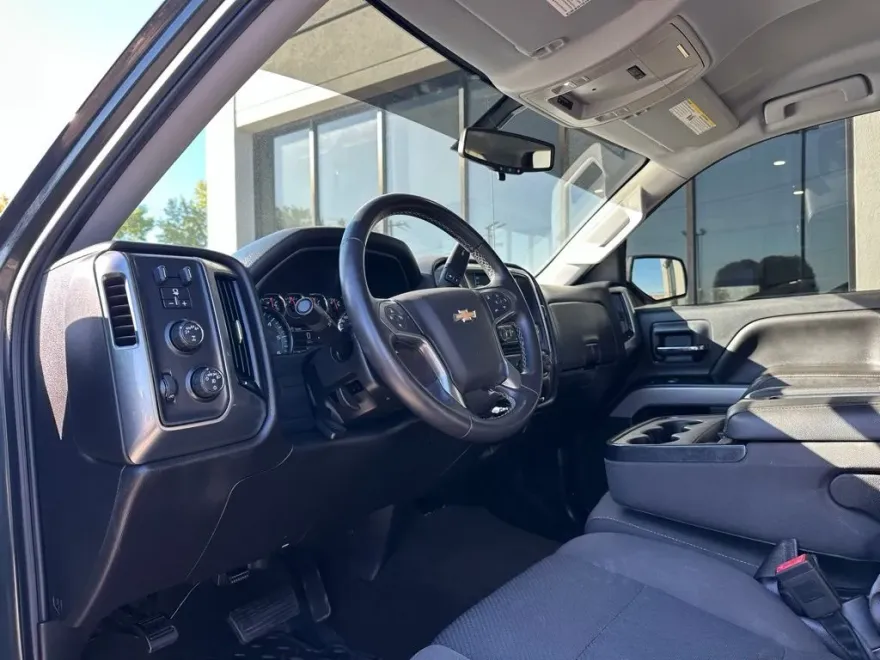 2017 Chevrolet Silverado 1500 LT photo 1