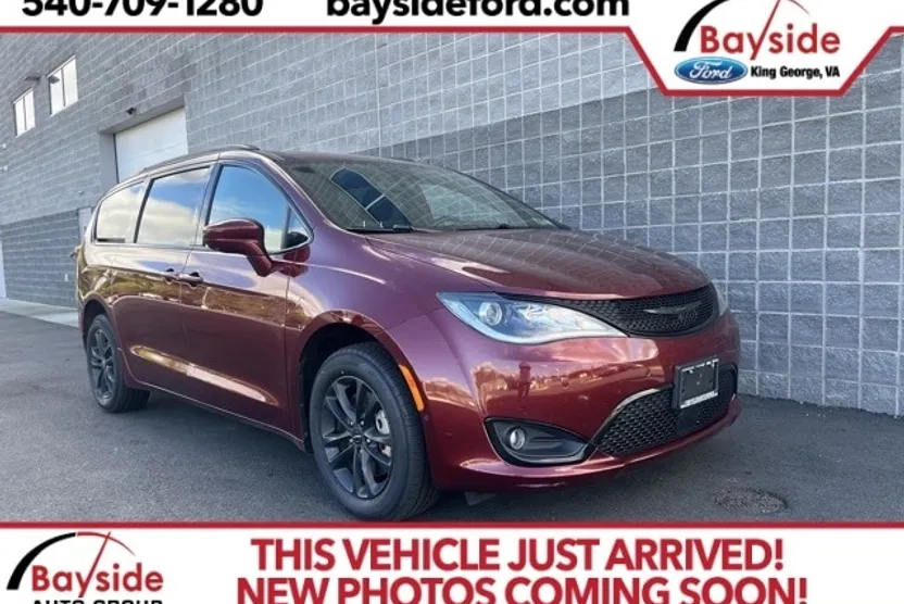 2020 Chrysler Pacifica Touring L photo 1