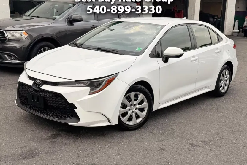 2021 Toyota Corolla LE photo 1