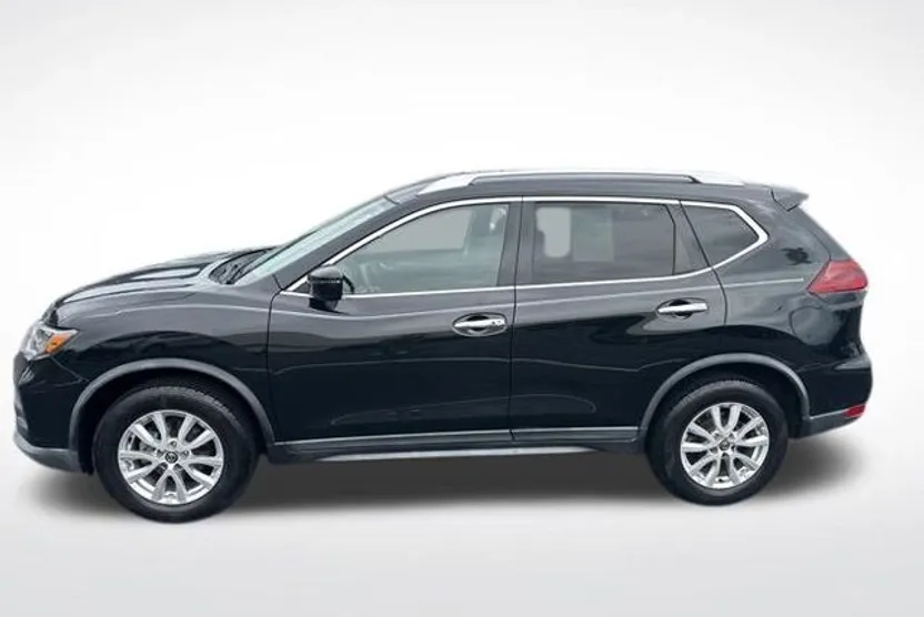 2020 Nissan Rogue SV photo 1