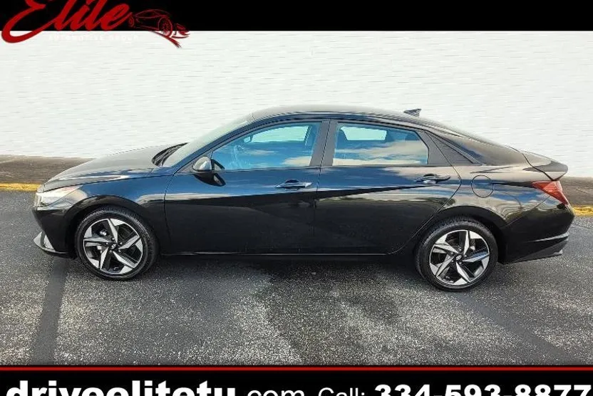 2023 Hyundai Elantra SEL photo 1