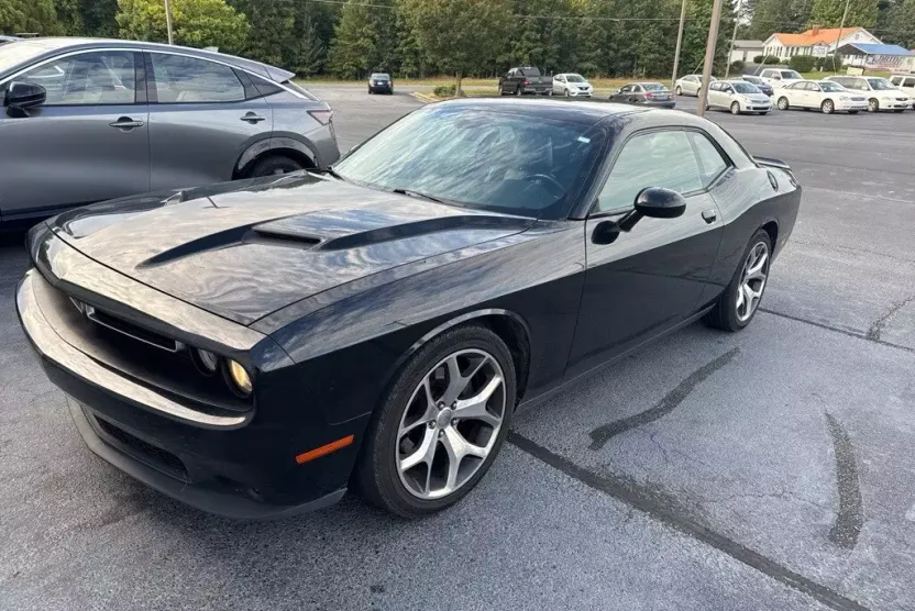 2017 Dodge Challenger SXT photo 1