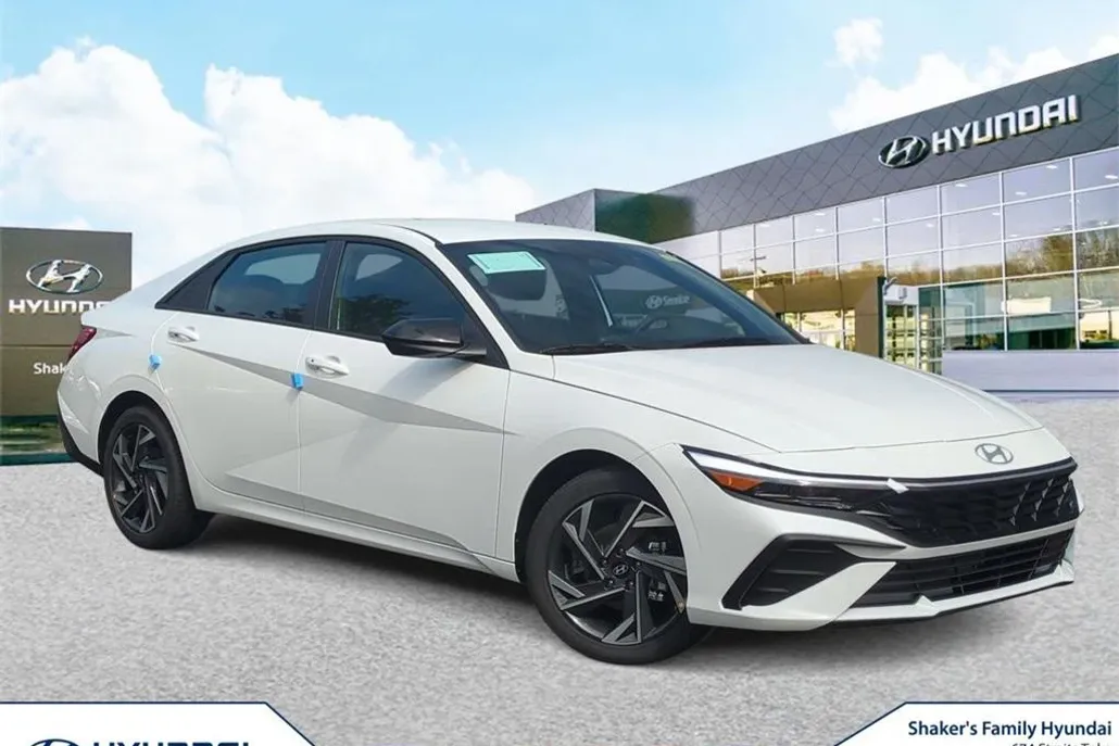 2025 Hyundai Elantra SEL Sport photo 1