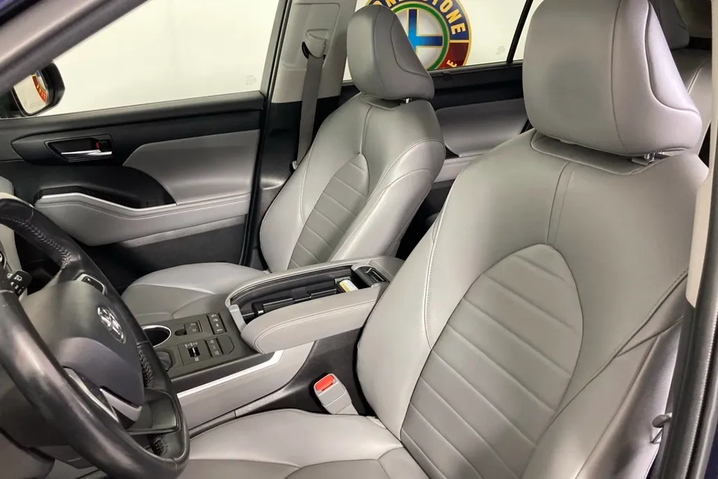 2022 Toyota Highlander XLE photo 1
