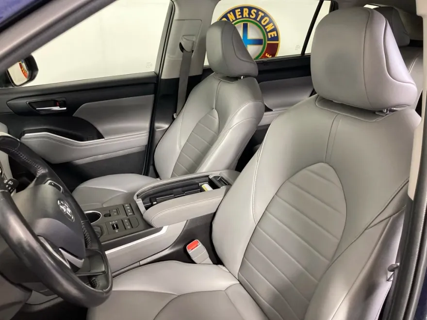 2022 Toyota Highlander XLE photo 1