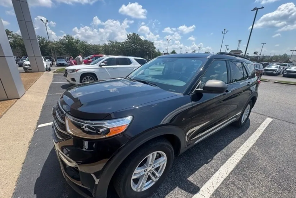2022 Ford Explorer XLT photo 1
