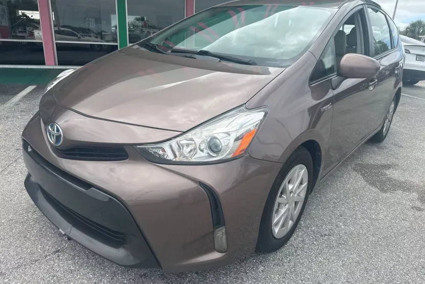 2017 Toyota Prius V Three photo 1