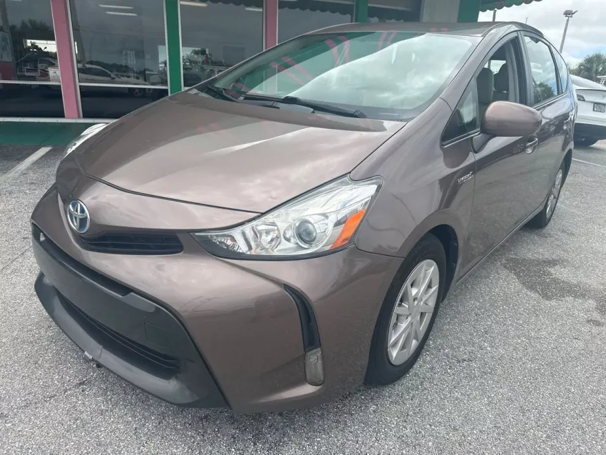 2017 Toyota Prius V Three photo 1