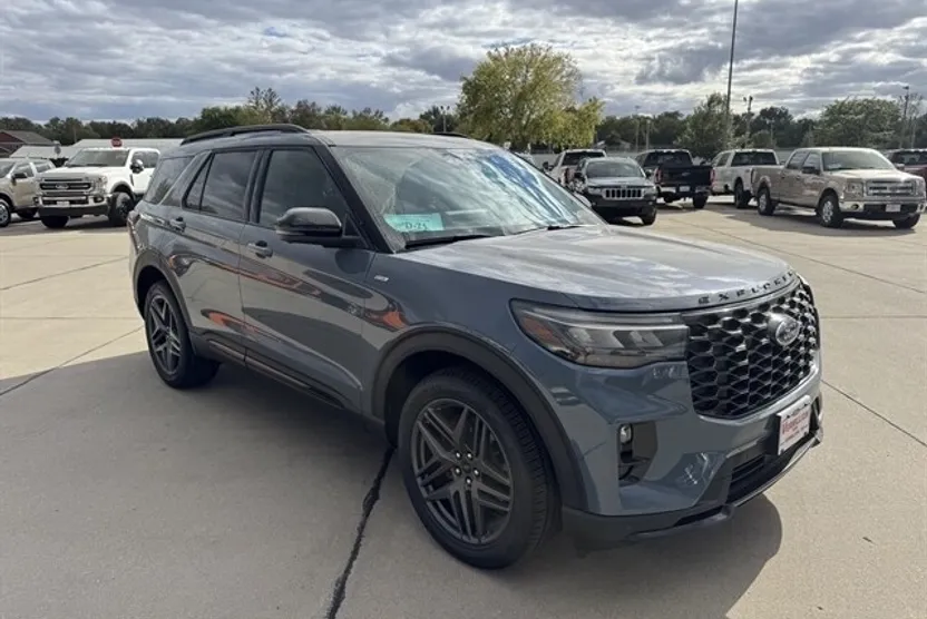 2025 Ford Explorer ST-Line photo 1