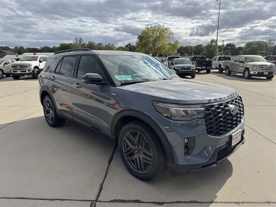 2025 Ford Explorer ST-Line photo 1
